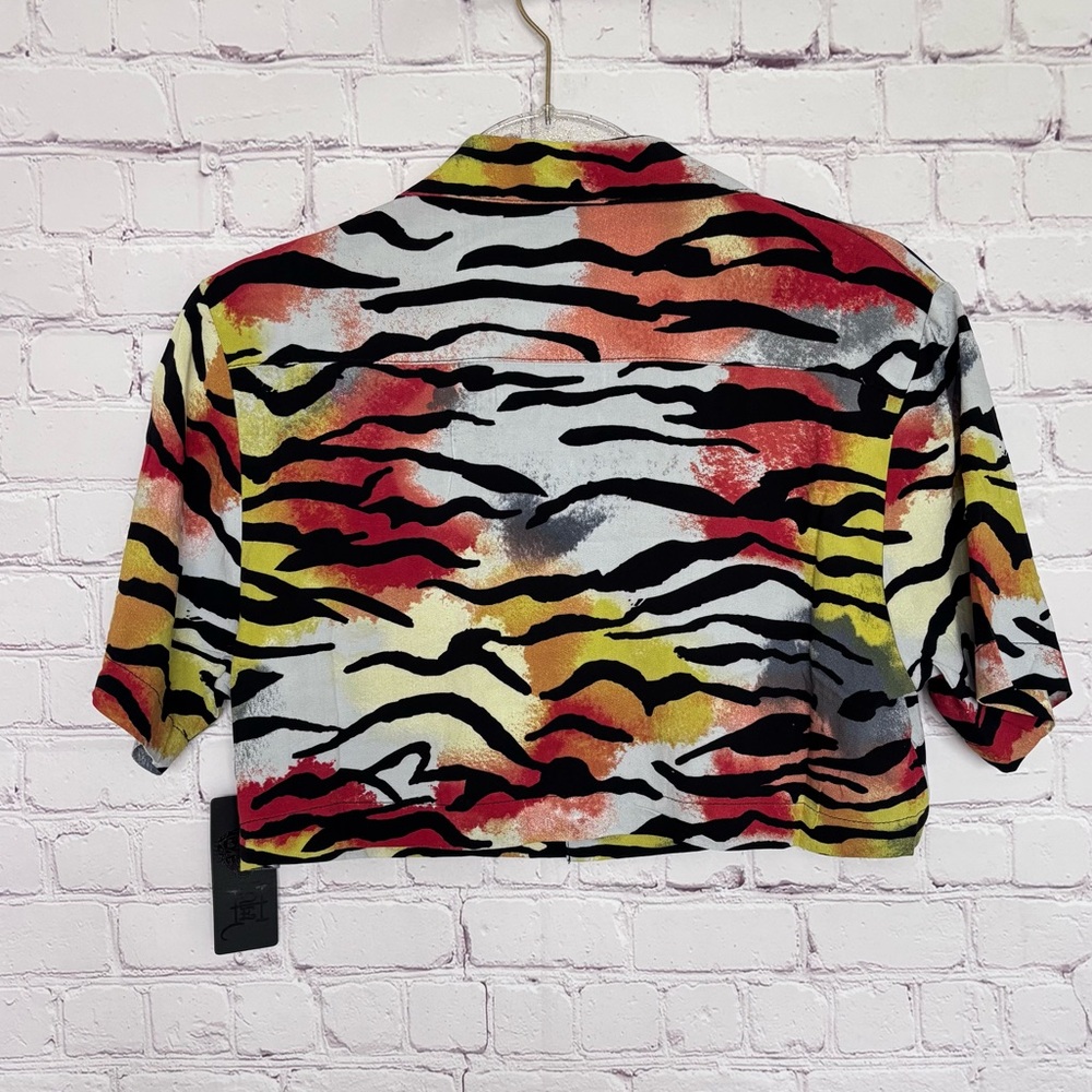 ED HARDY Tiger Print Short Sleeve Cropped Button Up Blouse--NWT--S - Picture 5 of 11